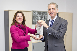 Personalleiterin Sigrid Stredak und Geschäftsführer Roland Schreiner freuen sich über den Award zum „Ausbildungsbetrieb des Jahres 2015“.