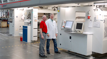 Frank Heling, Managing Director, (right) and machine operator Michael Becker, allflex Folienveredelung GmbH & Co. KG, in front of the BOBST CL 850D laminator in the company’s production plant.